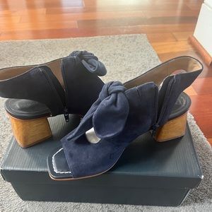 Bernardo Navy Lizzie Kid Suede Open Peep Toe Zip Bow Cut Bootie Women Sz 7m